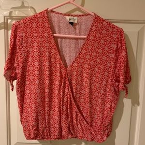 Red and white cropped t with tie sleeves